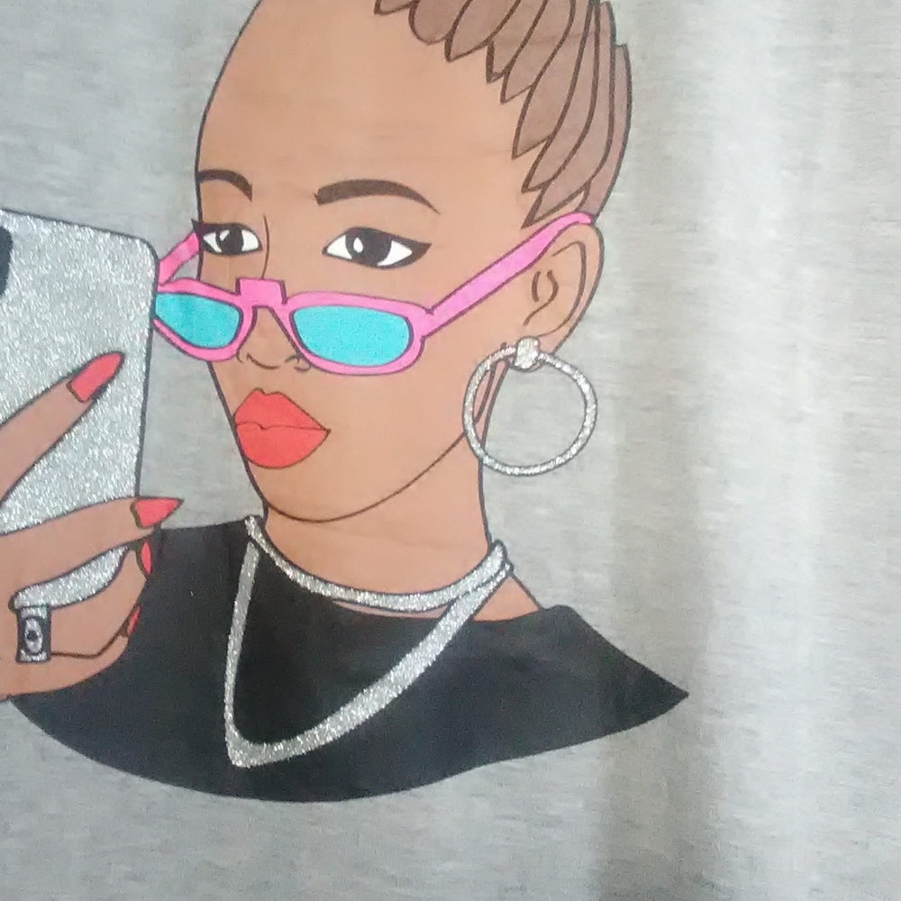 Fancy T-shirt w free necklace - Picture 2 of 6